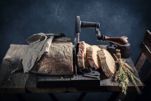 Taze somun ekmek karanlık odada — Stok fotoğraf