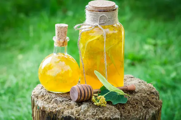 Finom és édes likőr készült alkohol, a méz és a hárs — Stock Fotó