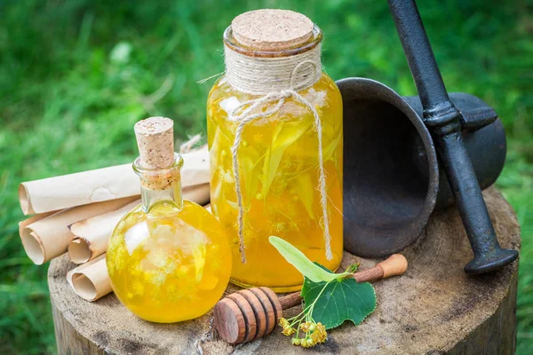 Egészséges és édes likőr készült alkohol, a méz és a hárs — Stock Fotó