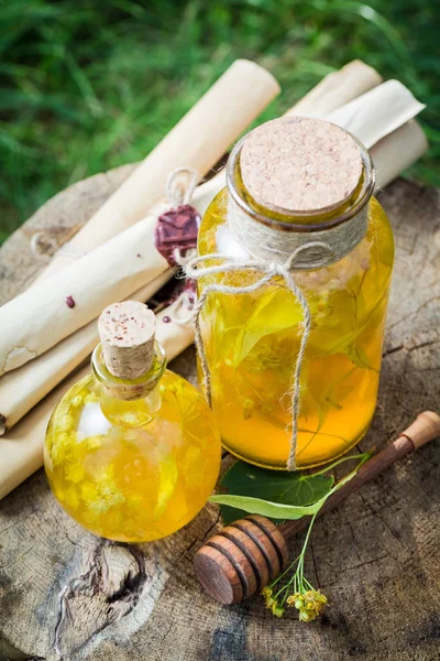 Az alkohol, a méz és a linden nyáron természetes likőr — Stock Fotó