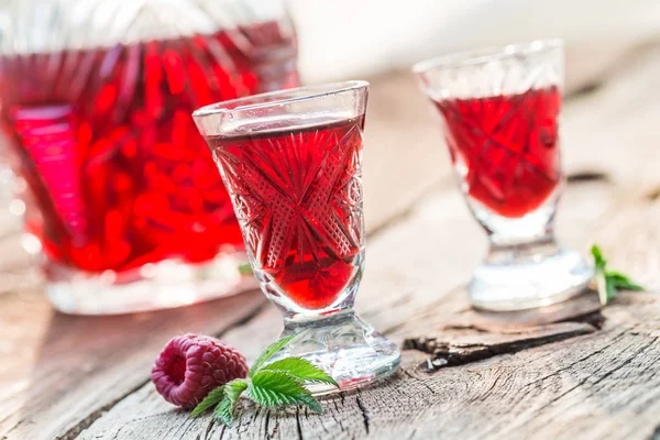 Liqueur fraîche avec alcool et framboises en été — Photo