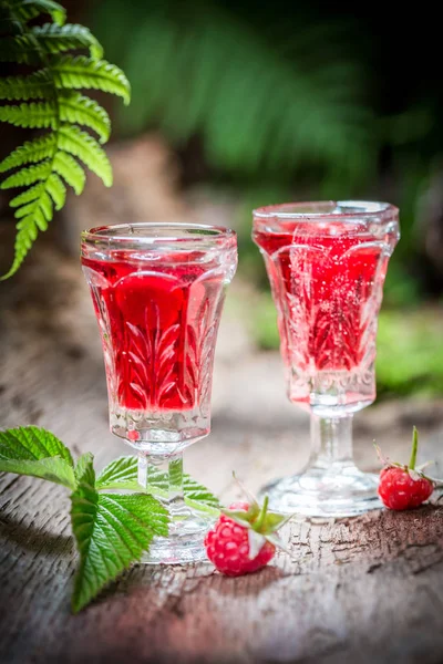 Fechar o licor de framboesas feito de álcool e frutas — Fotografia de Stock