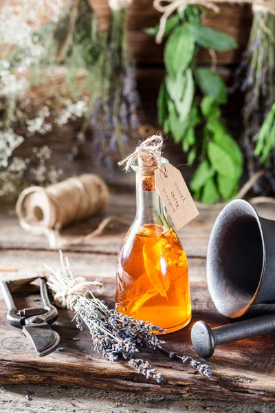 A gyógynövények természetes gyógyszerként az aromás tinktúra — Stock Fotó