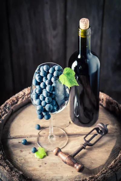 Vinho tinto em garrafa e uvas em vidro — Fotografia de Stock