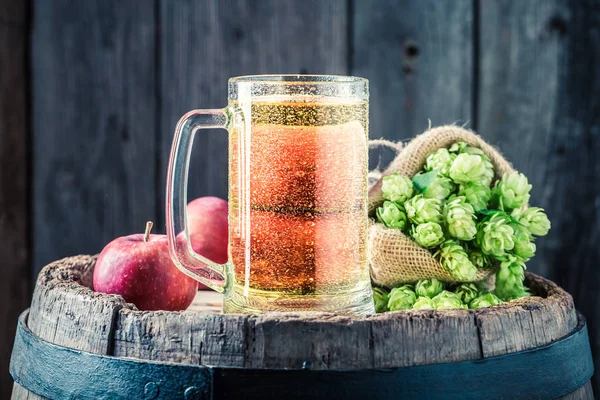 Primer plano de la cerveza de sidra con manzanas, lúpulo y trigo — Foto de Stock