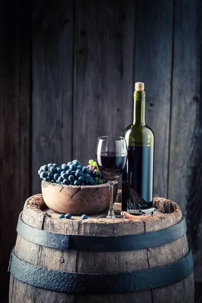 Copo intensivo cheio de vinho tinto e uvas — Fotografia de Stock