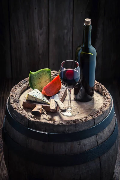 Rotwein und Käsemischung im Eichenfass — Stockfoto
