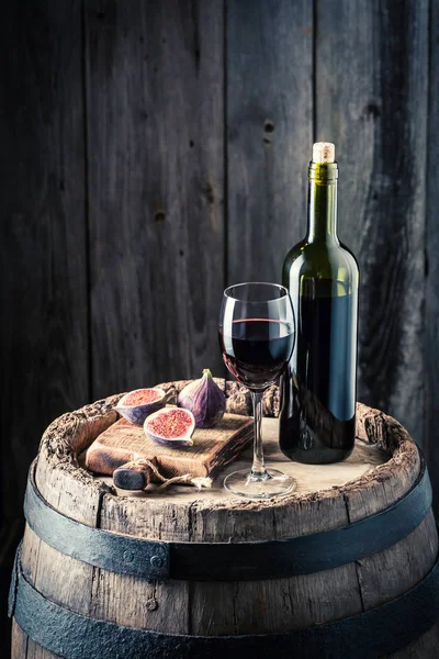 Fresh wine in glass with figs on oak barrel — Stock Photo, Image