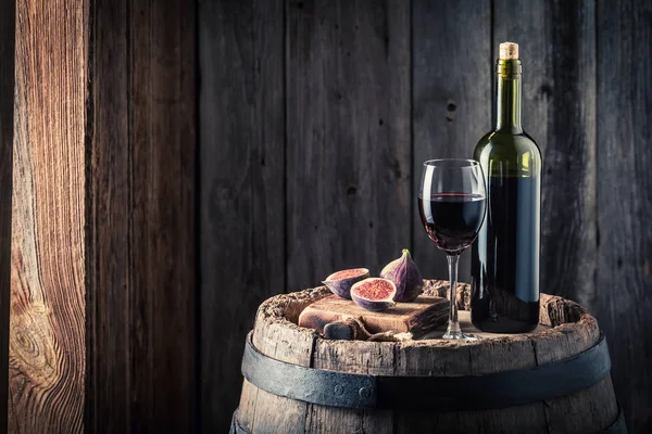 Red wine with figs on oak barrel — Stock Photo, Image