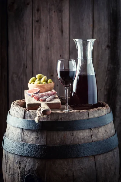 Red wine with olives and cold meats — Stock Photo, Image