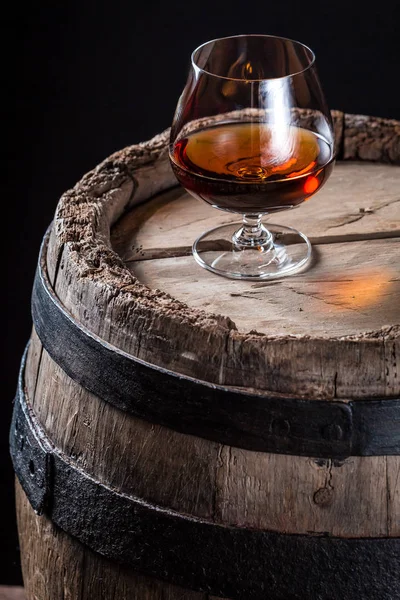 Vecchio e gustoso whisky nel seminterrato della distilleria — Foto Stock