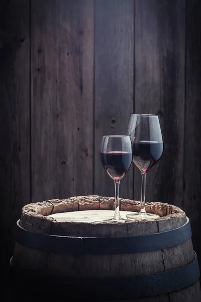 Twee wijn glas op oude eiken vat — Stockfoto