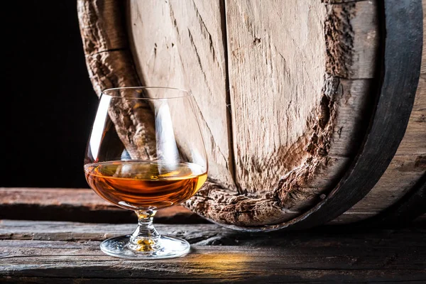 Oude en smakelijke cognac in de kelder van de distilleerderij — Stockfoto