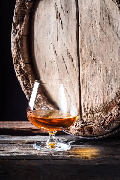 Oude en smakelijke brendy in de kelder van de distilleerderij — Stockfoto