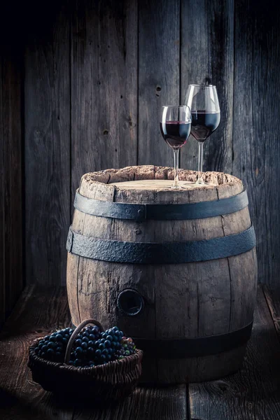 Schmackhafter Rotwein und Trauben und Eichenfass — Stockfoto