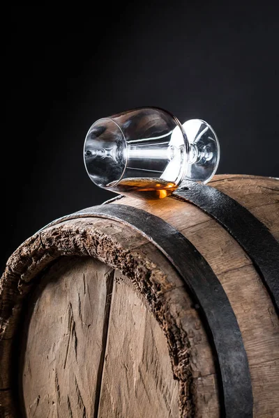 Oude en lekkere whisky op eiken vat — Stockfoto