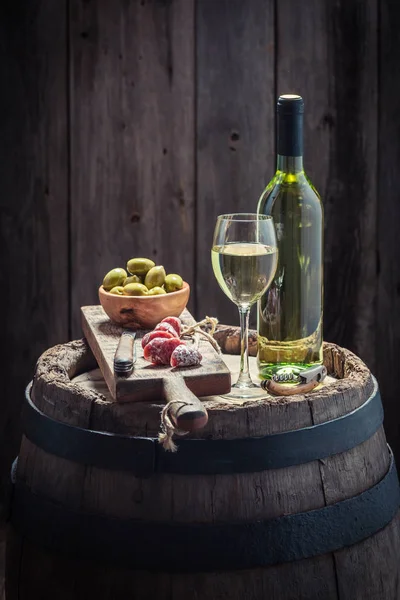 Chardonnay vinho, azeitonas e frios em barril de carvalho — Fotografia de Stock