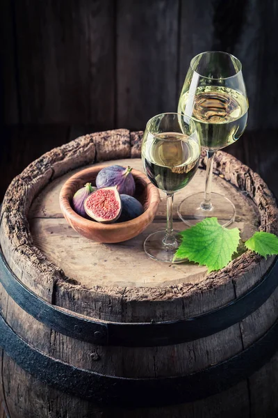 Vinho branco saboroso com figos no barril de carvalho — Fotografia de Stock