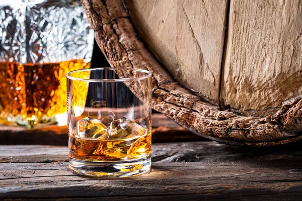 Close-up van glas met goede cognac in de kelder van de distilleerderij — Stockfoto