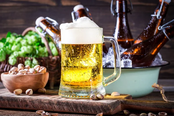 Cerveza casera fría y fresca con pistachos —  Fotos de Stock
