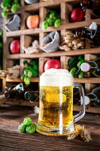 Frisches Bier und Zutaten in alter Holzkiste — Stockfoto