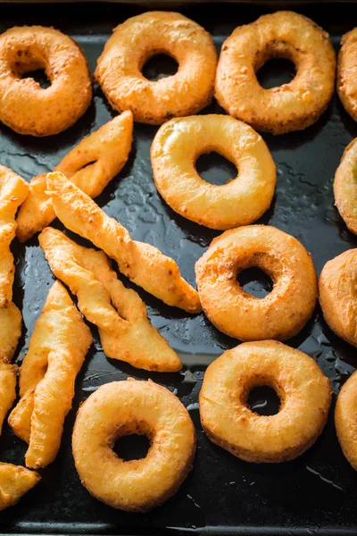 Söta och varma gyllene donuts nybakat — Stockfoto