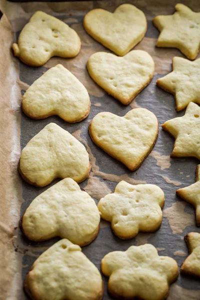 Assar os biscoitos tradicionalmente leitosos em papel mascavo — Fotografia de Stock
