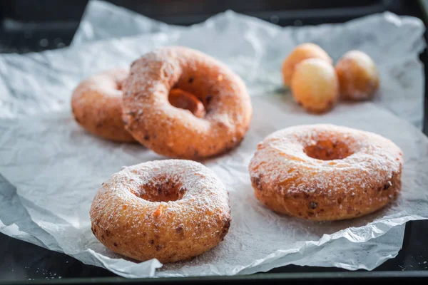 Clouseup van zoete en warme gouden donuts klaar om te eten — Stockfoto