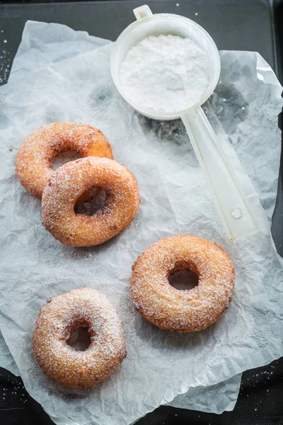 Lekker en zelfgemaakte zelfgemaakte donuts klaar om te eten — Stockfoto