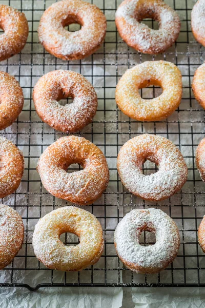 Lekker en zelfgemaakte zelfgemaakte donuts versgebakken — Stockfoto