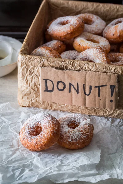 Hausgemachte und leckere hausgemachte Donuts bereit zum Essen — Stockfoto