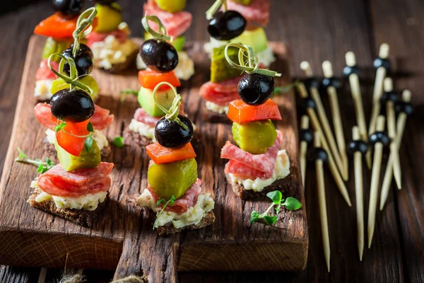 Çeşitli malzemelerle ahşap masa üzerinde snack — Stok fotoğraf