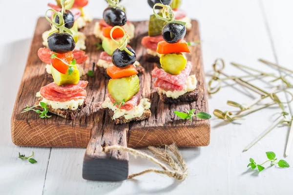 Antipasto fatto in casa vari con ingredienti freschi per la festa — Foto Stock