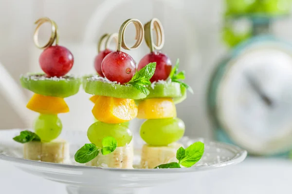 Gros plan de brochettes aux fruits et à la menthe — Photo