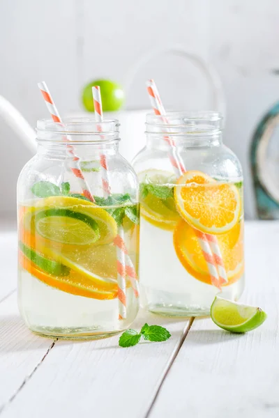 Primer plano del agua con hojas de menta y cítricos — Foto de Stock