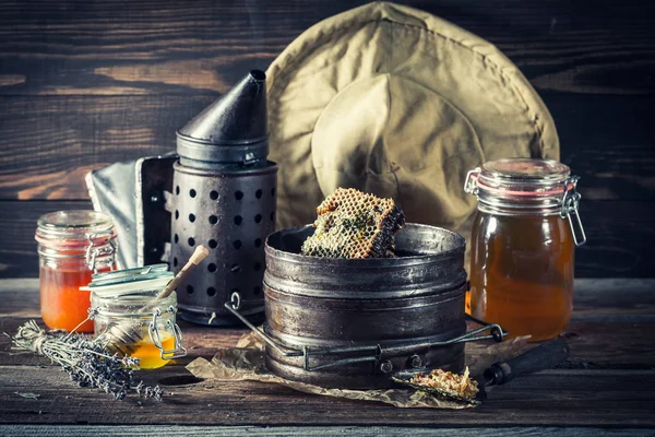 Ferramentas enferrujadas para apicultura com mel fresco e doce — Fotografia de Stock