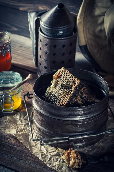 Старые инструменты для пчеловодства в деревенской деревянной мастерской — стоковое фото