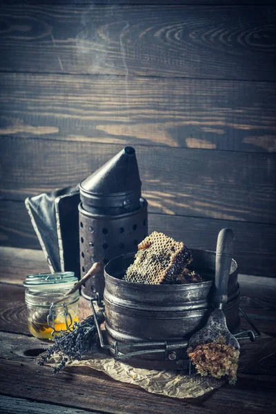 Ferramentas apicultor vintage com mel fresco e doce — Fotografia de Stock