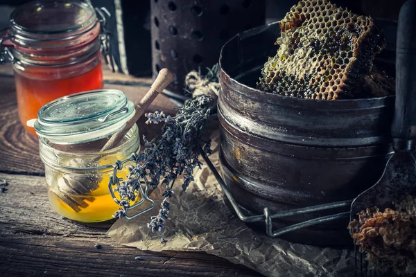 Viejas herramientas apicultoras con miel dulce y fresca — Foto de Stock