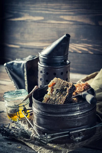 Outils d'apiculture rouillés au miel frais et sucré — Photo