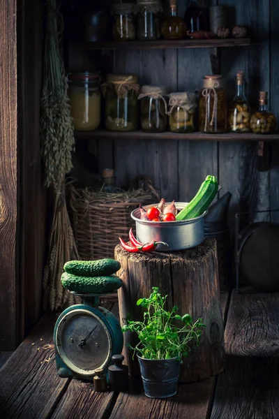 Antiguo sótano con hierbas y verduras frescas —  Fotos de Stock
