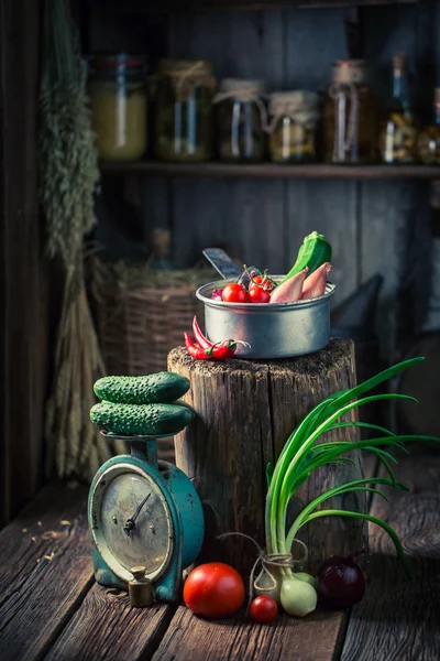 Seminterrato in legno con verdure e conserve in vasetti — Foto Stock