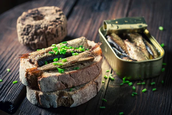 Zdravý sendvič s sardinky, pažitka a celozrnný chléb — Stock fotografie