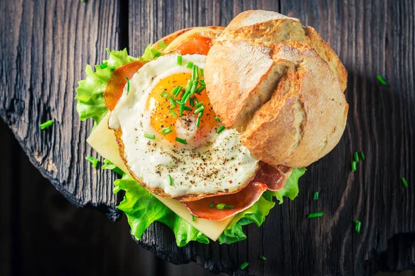 Hambúrguer saboroso e fresco com bacon, ovos e queijo — Fotografia de Stock