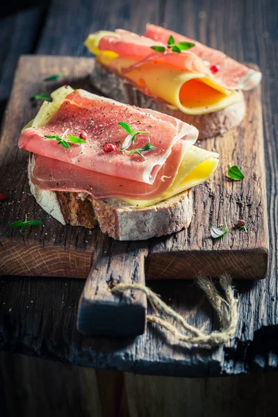 Fechar de sanduíche fresco com presunto e queijo para o café da manhã — Fotografia de Stock