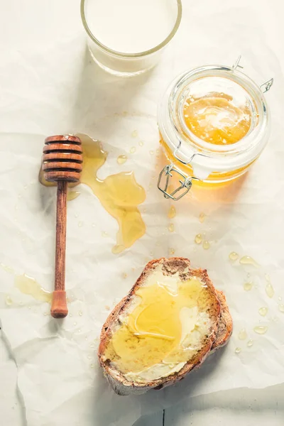 Ovanifrån av smörgås med honung och mjölk — Stockfoto