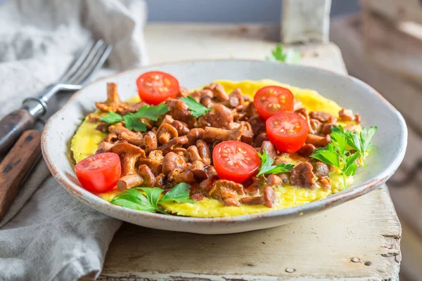 Delicious omelette made of fresh chanterelles mushrooms — Stock Photo, Image