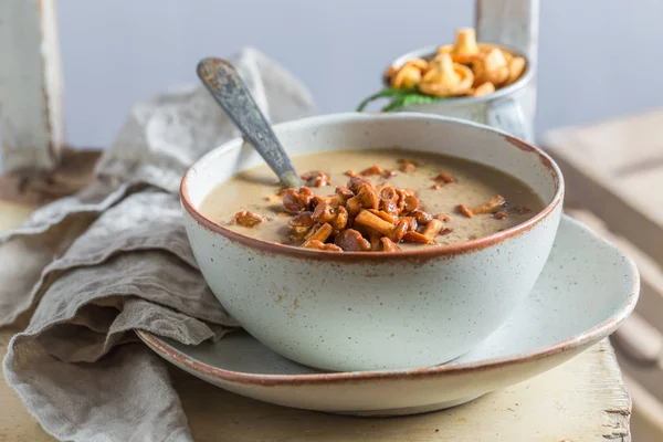 Вкусный грибной суп на старом деревянном столе — стоковое фото