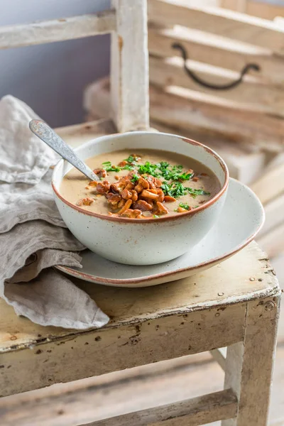 Готовий до їжі грибний суп зі свіжих лисичок — стокове фото