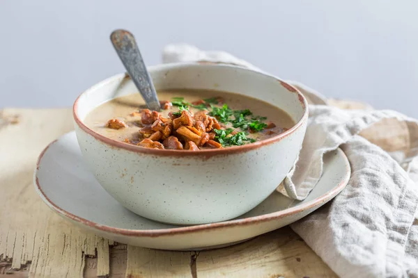 Zelfgemaakte paddenstoelen soep gemaakt van verse cantharellen — Stockfoto